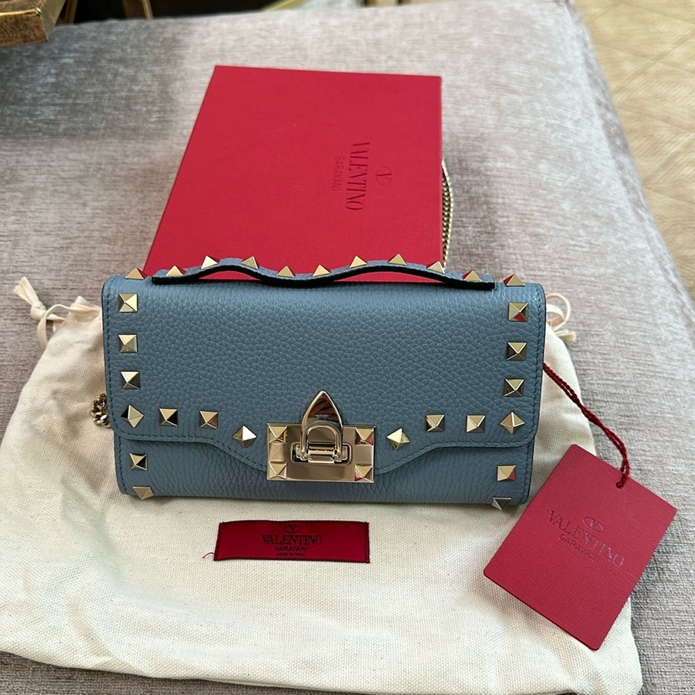 Valentino Wallet on a chain